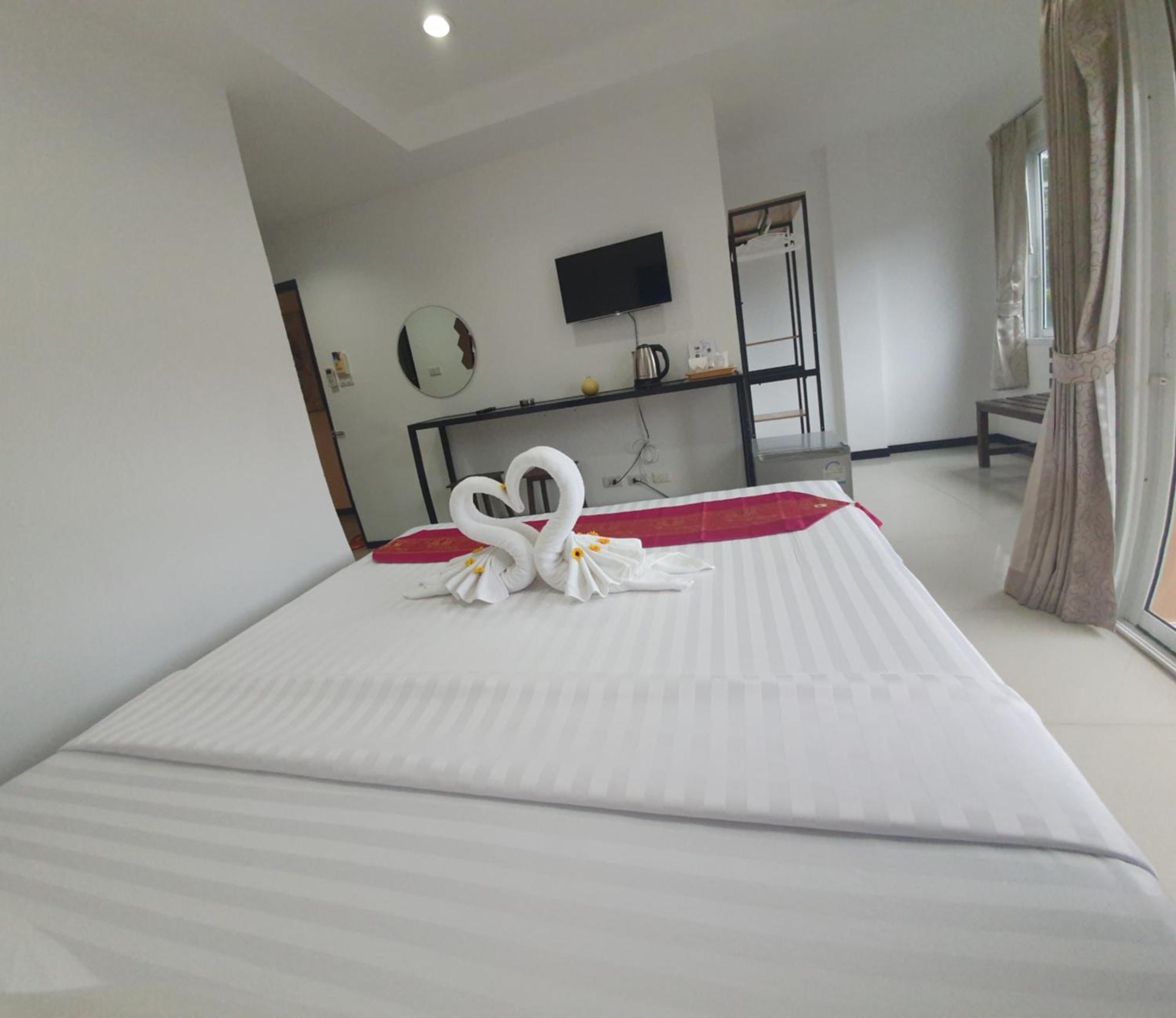 At Home Hotel Patong Bagian luar foto