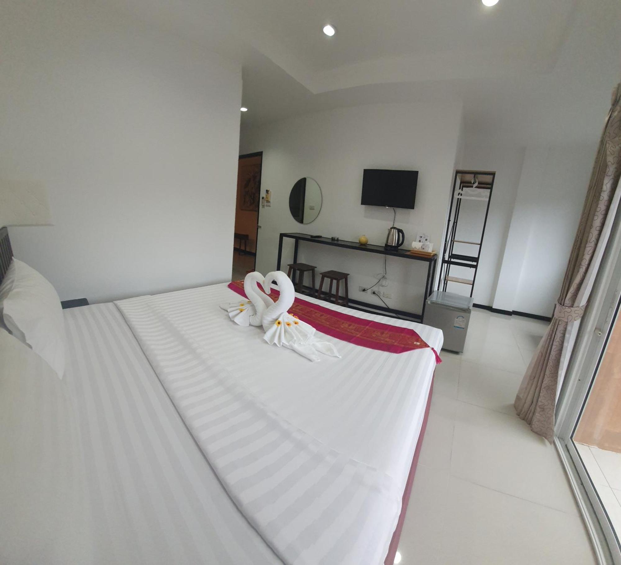 At Home Hotel Patong Bagian luar foto